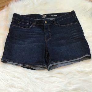 Signature Levi’s Mid-Rise Dark Wash Shorts, Sz 18